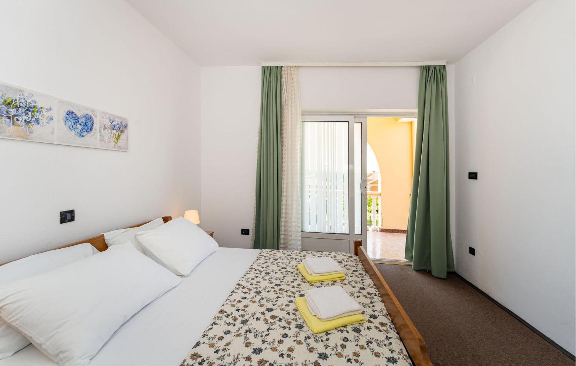 Beautiful Apartment In Galovac With Kitchen Εξωτερικό φωτογραφία